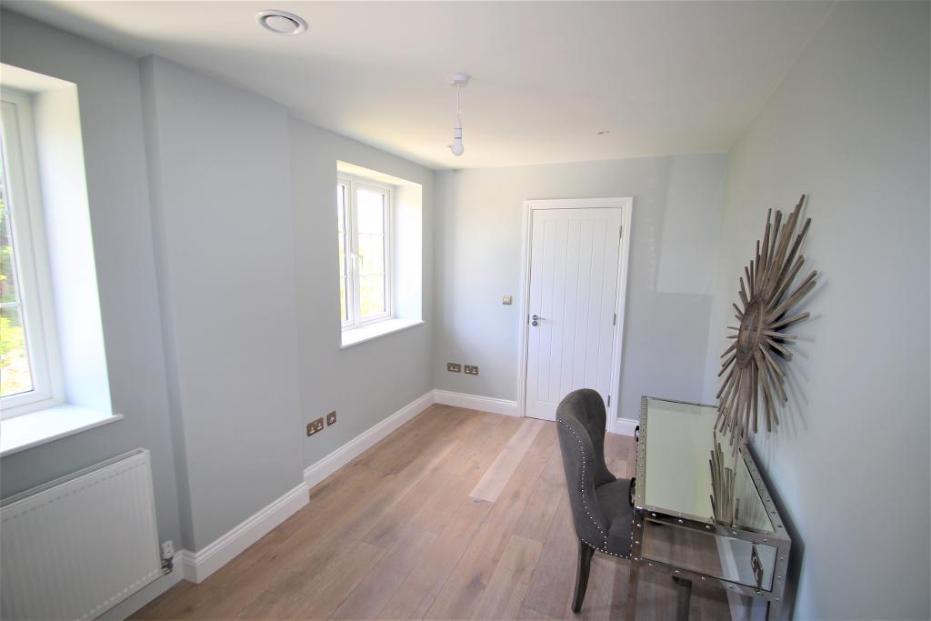 2 Bedroom Flat To Let in Chatham Hill Road, Bat and Ball, Sevenoaks